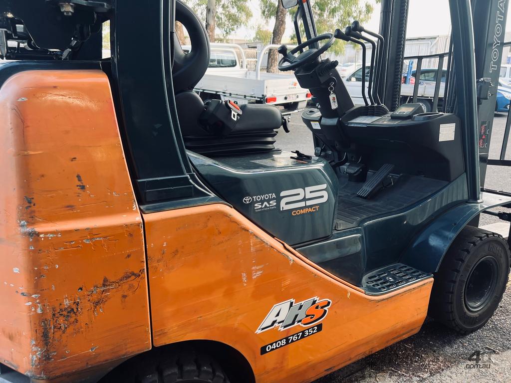 Low Hour Compact Toyota Forklift